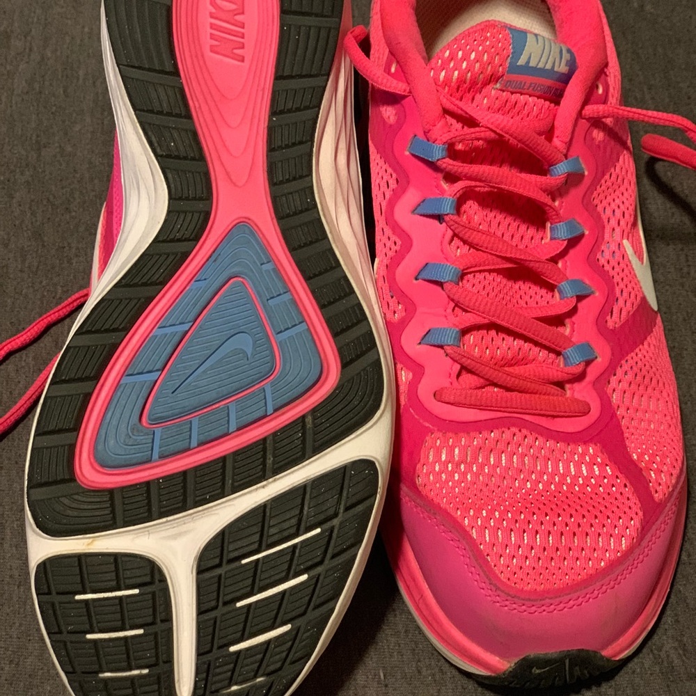 Woman’s Nike tennis shoes
